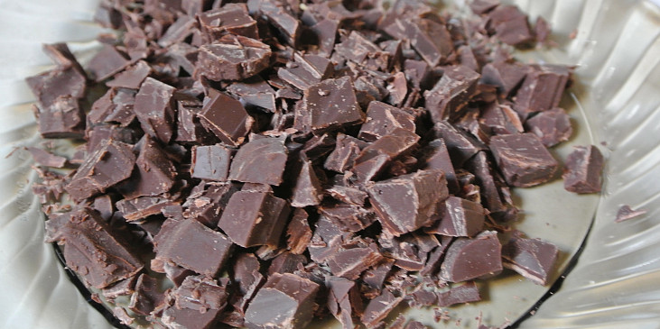 Broskvovočokoládový štrúdl (čokoládu nasekáme na kousky)