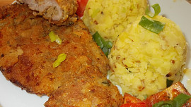 Řízky s oregánem, rajčátky a pórkovým šťouchaným bramborem