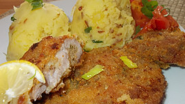 Řízky s oregánem, rajčátky a pórkovým šťouchaným bramborem