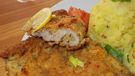 Řízky s oregánem, rajčátky a pórkovým šťouchaným bramborem