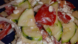 Cuketový salát s rajčaty
