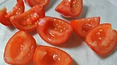 Filé alla pizzaiola, Rajčata rozkrojíme a vydlabeme jadýrka