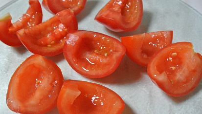 Filé alla pizzaiola, Rajčata rozkrojíme a vydlabeme jadýrka