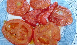 Grilovaná rajčata s kapiemi