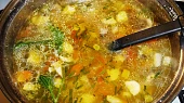 Houbovka s cuketou a krupičkou, přidáme krupičku a krátce povaříme...