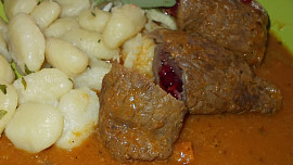 Hovězí závitky  nadivoko, plněné prejtem  a brusinkami