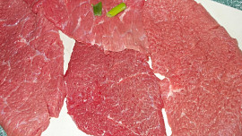 Hovězí závitky  nadivoko, plněné prejtem  a brusinkami