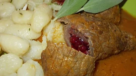Hovězí závitky  nadivoko, plněné prejtem  a brusinkami