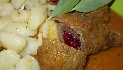 Hovězí závitky  nadivoko, plněné prejtem  a brusinkami