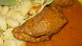 Hovězí závitky  nadivoko, plněné prejtem  a brusinkami