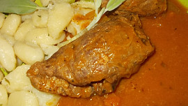 Hovězí závitky  nadivoko, plněné prejtem  a brusinkami