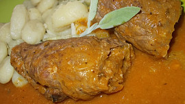 Hovězí závitky  nadivoko, plněné prejtem  a brusinkami