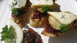 Hrušky na karamelizované cibuli s nivou