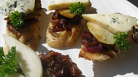 Hrušky na karamelizované cibuli s nivou