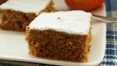 Jablečník s ořechy a rozinkami