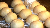 Jihočeské kynuté koláče, bochánky těsta ke kynutí
