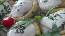 Koláčky  z listového těsta s brynzou a ovocem (zeleninou)