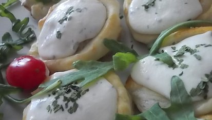 Koláčky  z listového těsta s brynzou a ovocem (zeleninou)