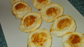 Koláčky  z listového těsta s brynzou a ovocem (zeleninou)