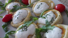 Koláčky  z listového těsta s brynzou a ovocem (zeleninou)