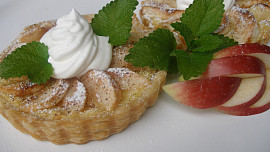 Košíčky s jablky a pudinkem