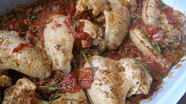 Křidélka na pečených rajčatech