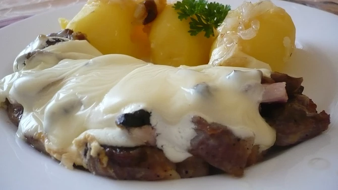 Krkovička s uzeným a žampiony