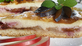 Krupicový švestkovo-jablečný koláč