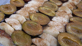 Krupicový švestkovo-jablečný koláč