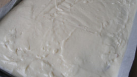 Krupicový švestkovo-jablečný koláč