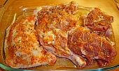 Kuřecí čtvrtky s vepřovou plecí a paprikami na Adžice