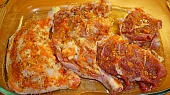 Kuřecí čtvrtky s vepřovou plecí a paprikami na Adžice