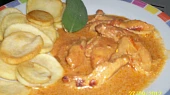 Kuřecí nudličky s rajčaty a smetanou
