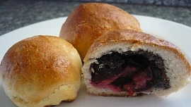 Kynuté bochánky s mákem a švestkami