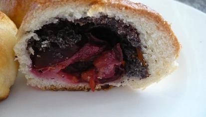 Kynuté bochánky s mákem a švestkami