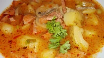 Letní rychlý guláš, zahuštěný hraškou
