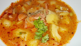 Letní rychlý guláš, zahuštěný hraškou