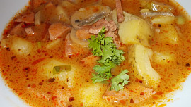 Letní rychlý guláš, zahuštěný hraškou