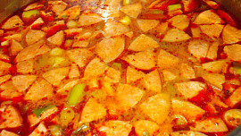 Letní rychlý guláš, zahuštěný hraškou