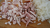 Líčka dušená  a ve smetaně pečená, cibuli a slaninu nakrájíme na velice jemno,kousek slaniny nakrájíme na delší tenčí proužky