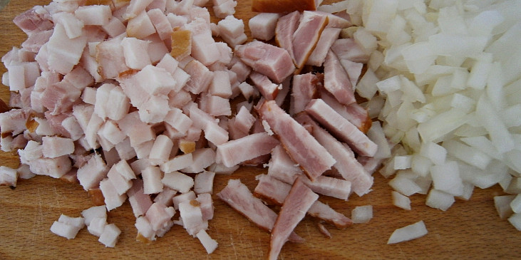 cibuli a slaninu nakrájíme na velice jemno,kousek slaniny nakrájíme na delší tenčí proužky