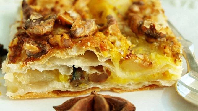 Listové řezy s pošírovanou hruškou ve smetanovém krému