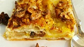 Listové řezy s pošírovanou hruškou ve smetanovém krému