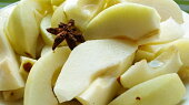 Listové řezy s pošírovanou hruškou ve smetanovém krému (hruškové dílky, zakápnuté citronovou šťávou)