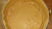 Makovo-tvarohovo-švestkový koláč, Těstem vyložená forma