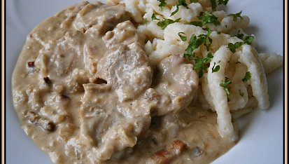 Medailonky "kulikuli" ve slaninovo-cibulové omáčce