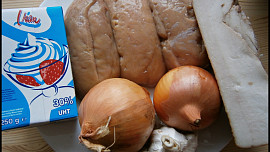 Medailonky "kulikuli" ve slaninovo-cibulové omáčce