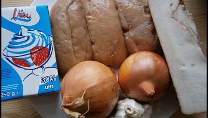 Medailonky "kulikuli" ve slaninovo-cibulové omáčce, část použitých surovin(česnek nedávat)