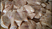 Medailonky "kulikuli" ve slaninovo-cibulové omáčce, medailonky na stranách nařízneme,abychom zabránili pokroucení při restování