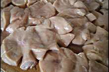 medailonky na stranách nařízneme,abychom zabránili pokroucení při restování